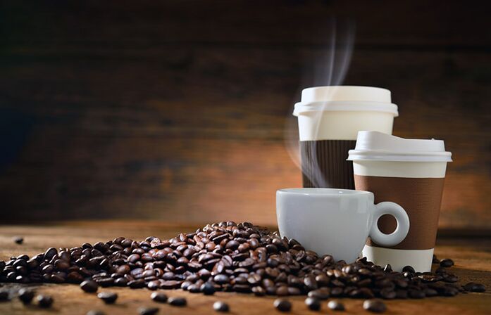 효능을 위해 비타민을 복용하는 동안 금지된 제품으로 커피