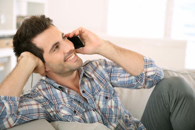 흥분한 남자는 전화로 오랫동안 여자와 이야기 할 것입니다. 